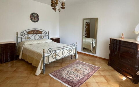 Villa i Fiori: Lit, Meubles, Chambre, Design Intérieur, Literie, Drap De Lit, Sol, Sol, Pièce, Cadre De Lit