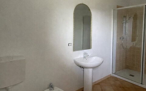 Villa i Fiori: Mur, Sol, Sol, Luminaire Plomberie, Pièce, Salle De Bains, Plomberie, Lavabo, Tuile, Évier