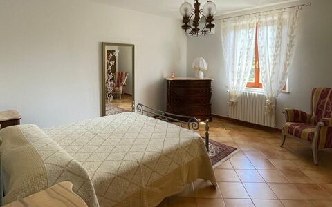 Villa i Fiori: Meubles, Lit, Chambre, Design Intérieur, Sol, Sol, Mur, Drap De Lit, Literie, Bois