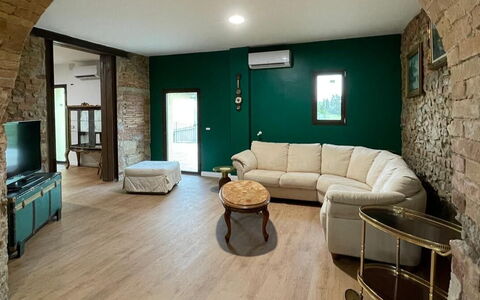 Villa i Fiori: Meubles, Sol, Design Intérieur, Mur, Sol, Bois, Canapé, Plafond, Éclairage, Salon