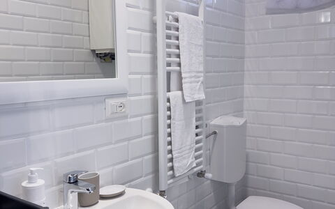 Casa Nanai - Levanto: Luminaire Plomberie, Salle De Bains, Évier, Lavabo, Sol, Siège De Toilette, Toilette, Design Intérieur, Plomberie, Robinet
