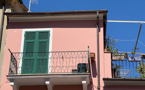 Casa Nanai - Levanto: Mur, Façade, Rose, Balcon, Le Fer, Composite, Métal, Peindre, Balustrade