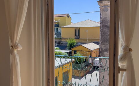 Casa Nanai - Levanto: Design Intérieur, Sol, Porte, Rideau, Traitement De Fenetre, Balcon, Verre, Couvre-Fenêtres, Accueil Porte, Tache De Bois
