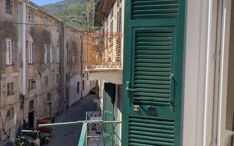 Casa Nanai - Levanto: Porte, Balcon, Pot De Fleur, Ruelle, Béton, Ombre, Plante D'Appartement, Accueil Porte