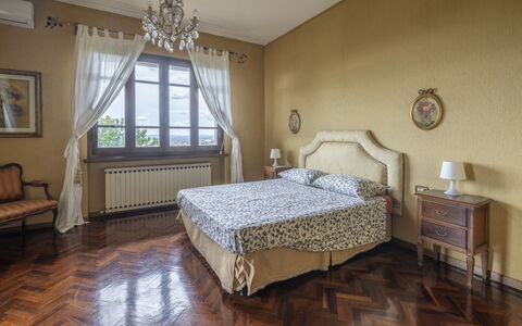 Villa Golly: Meubles, Lit, Design Intérieur, Chambre, Mur, Sol, Sol, Drap De Lit, Literie, Pièce