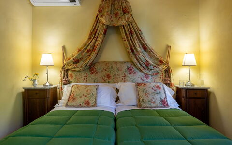 Villa Santa Barbara: Meubles, Design Intérieur, Lit, Chambre, Literie, Drap De Lit, Linge, Bois, Jaune, Pièce