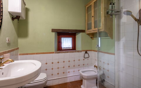 Villa Santa Barbara: Salle De Bains, Luminaire Plomberie, Lavabo, Mur, Design Intérieur, Évier, Sol, Siège De Toilette, Toilette, Robinet