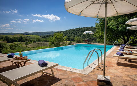 Villa Santa Barbara, Pool and Relax, Siena Country: Piscine, Bleu, Mobilier De Jardin, Recours, Balancelle, Thermes, Eco Hôtel, Hacienda, Villa, Hôtel