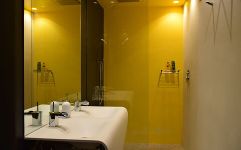 Villetta Farfallina: Pièce, Salle De Bains, Jaune, Propriété, Design Intérieur, Bâtiment, Architecture, Luminaire Plomberie, Maison, Salle De Repos