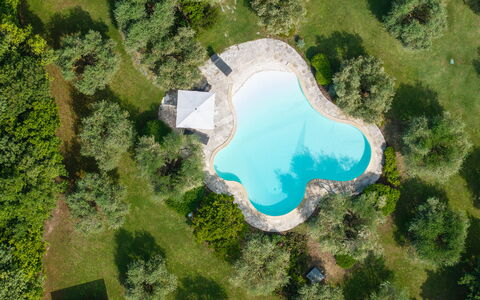 Podere Il Pozzangone, Lucignano: Bleu, Piscine, Ombre, Recours, Aménagement Paysager, Thermes, Eco Hôtel, Arrière-Cour, Étang, Villa