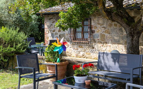 Podere Il Pozzangone, Lucignano: Meubles, Mobilier De Jardin, Chaise, Jardin, Pot De Fleur, Tableau De Plein Air, Banc, Ombre, Arrière-Cour