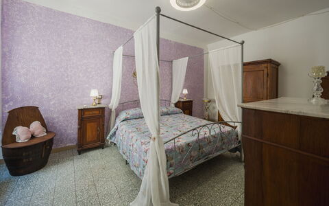 Nido nel Centro: Meubles, Design Intérieur, Chambre, Lit, Bois, Drap De Lit, Plafond, Literie, Sol, Sol