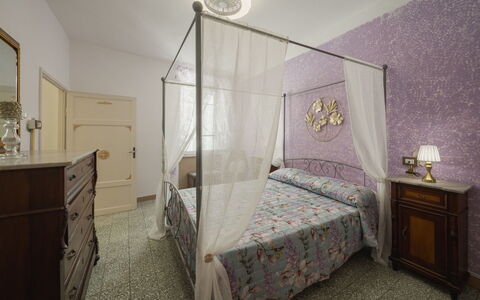 Nido nel Centro: Meubles, Lit, Chambre, Design Intérieur, Literie, Drap De Lit, Plafond, Linge, Textile, Pièce