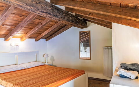 Fibbialla: Design Intérieur, Bois, Plafond, Sol, Chambre, Pièce, Sol, Meubles, Lit, Domicile