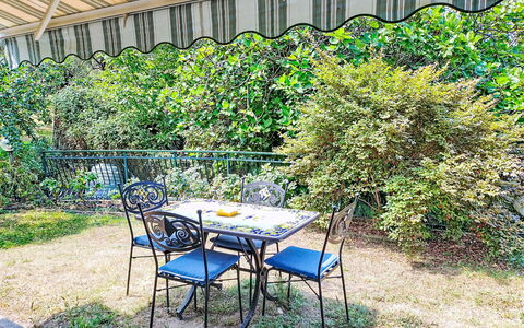 La Casa di Menny: Meubles, Mobilier De Jardin, Chaise, Jardin, Tache De Bois, Pelouse, Dur, Ombre, Arrière-Cour