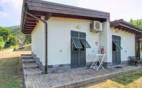 La Casa di Menny: Meubles, Mobilier De Jardin, Chaise, Jardin, Tache De Bois, Pelouse, Dur, Ombre, Arrière-Cour