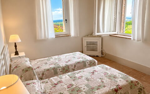 Il Casale al Colle: Meubles, Chambre, Lit, Design Intérieur, Bois, Drap De Lit, Sol, Literie, Textile, Linge
