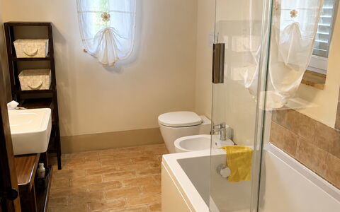Il Casale al Colle: Salle De Bains, Sol, Luminaire Plomberie, Sol, Design Intérieur, Baignoire, Plomberie, Tuile, Robinet, Toilette