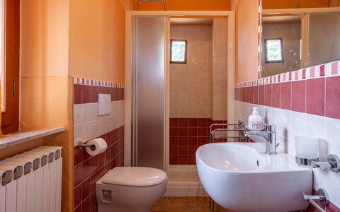 Il Cipresso, Casa dei Nonni, Cortona: Salle De Bains, Luminaire Plomberie, Lavabo, Mur, Sol, Évier, Sol, Design Intérieur, Robinet, Toilette