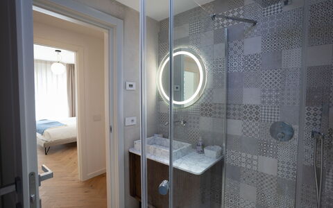 Terrazza Mare, Jacuzzi and Seaview: Design Intérieur, Sol, Luminaire Plomberie, Sol, Salle De Bains, Lavabo, Plomberie, Plafond, Évier, Tuile