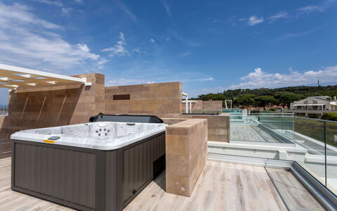 Terrazza Mare, Jacuzzi and Seaview: Luminaire Plomberie, Baignoire, Sol, Appartement, Jacuzzi, Piscine, Recours, Hôtel, Appartement Penthouse