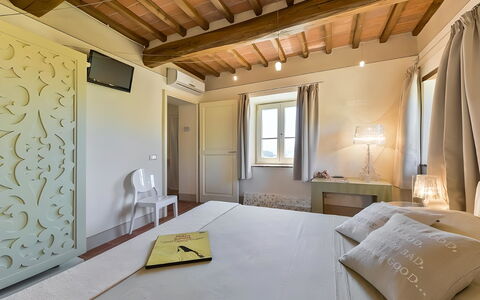 Villa Larino: Mur, Design Intérieur, Chambre, Lit, Sol, Sol, Plafond, Meubles, Pièce, Éclairage