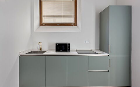 La Piazza Grand Vista Suite: Cuisine, Appareil De Cuisine, Cabinetry, Comptoir, Design Intérieur, Meubles, Sol, Bois, Principaux Appliance, Électroménager