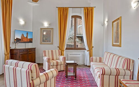 La Piazza Grand Vista Suite: Meubles, Design Intérieur, Sol, Sol, Plafond, Pièce, Domicile, Salon, Cadre, Canapé