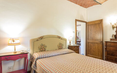 Antica Villa Merelli 12: Lit, Chambre, Drap De Lit, Meubles, Literie, Cadre De Lit, Design Intérieur, Pièce, Linge, Sol