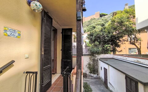 Casa Lelà: Mur, Porte, Appartement, Balcon, Le Fer, Daylighting, Balustrade, Plante D'Appartement