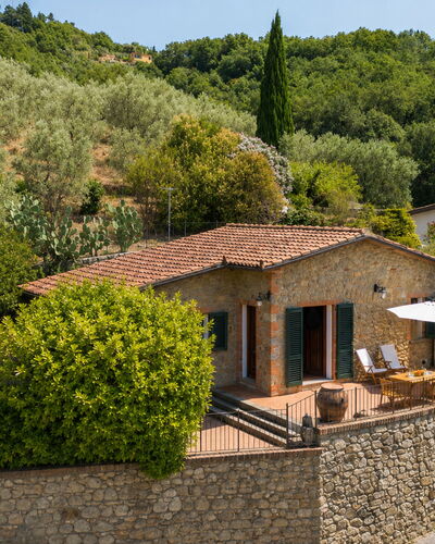 La Casina: Bâtiment, Mur, Maison, Domicile, Architecture, Toit, Façade, Arbuste, Chalet