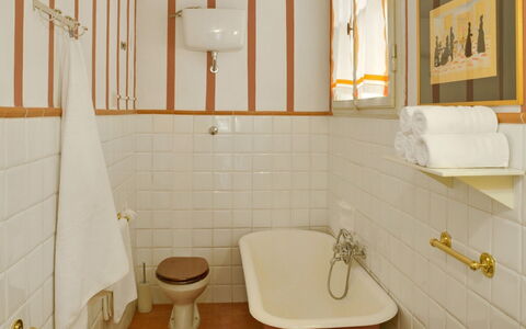 Villa Gioli: Design Intérieur, Mur, Salle De Bains, Luminaire Plomberie, Sol, Lavabo, Sol, Plomberie, Robinet, Évier