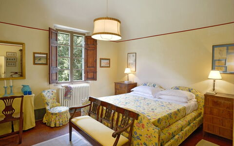 Villa Gioli: Meubles, Design Intérieur, Chambre, Lit, Textile, Pièce, Table, Sol, Drap De Lit, Domicile