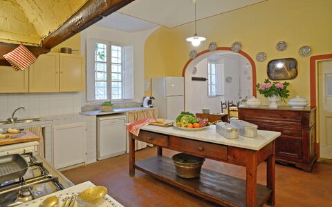 Villa Gioli: Meubles, Design Intérieur, Sol, Bois, Cabinetry, Cuisine, Sol, Plafond, Comptoir, Pièce