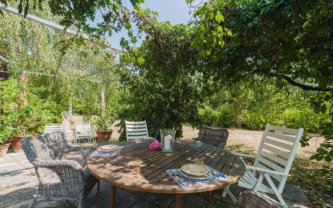 Gli Oleandri di Grazia: Meubles, Mobilier De Jardin, Table, Chaise, Tableau De Plein Air, Arbuste, Table Cuisine Et Salle A Manger, Jardin, Ombre, Arrière-Cour