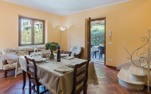 Dimora Polle di Malbacco: Meubles, Design Intérieur, Mur, Sol, Plafond, Bois, Pièce, Table, Sol, Salle À Manger