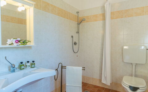 Poderina dei Poggi 12: Sol, Design Intérieur, Luminaire Plomberie, Sol, Lavabo, Salle De Bains, Évier, Robinet, Plomberie, Pièce