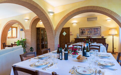 Poderina dei Poggi 12: Meubles, Design Intérieur, Table, Plafond, Chaise, Vaisselle, Salle À Manger, Table Cuisine Et Salle A Manger, Restaurant, Pièce