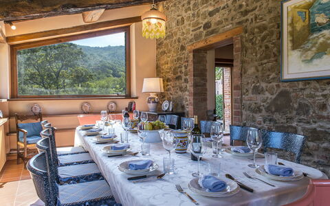 Casa Torrione 14: Meubles, Table, Design Intérieur, Vaisselle, Domicile, Salle À Manger, Chaise, Table Cuisine Et Salle A Manger, Verres À Pied, Nappe De Table