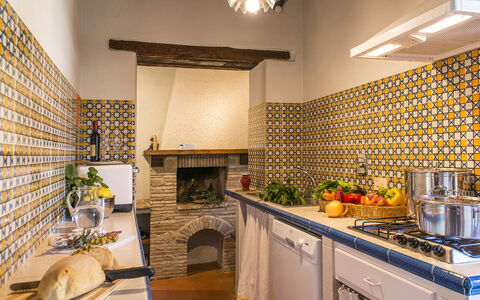 Casa Torrione 14: Jaune, Design Intérieur, Sol, Tuile, Cuisine, Sol, Pièce, Plafond, Cuisinière, Comptoir