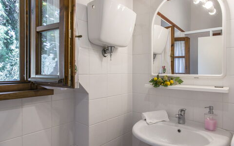 Casa Torrione 14: Design Intérieur, Lavabo, Bois, Salle De Bains, Luminaire Plomberie, Sol, Évier, Sol, Pièce, Robinet