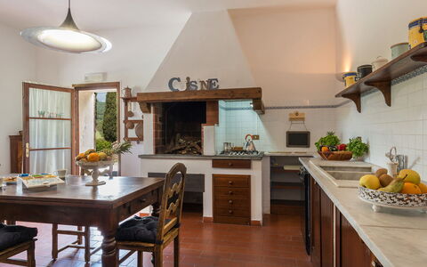 Podere Calcheto 14: Meubles, Cuisine, Design Intérieur, Bois, Sol, Comptoir, Plafond, Domicile, Éclairage, Cabinetry