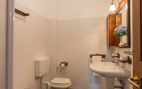 Podere Calcheto 14: Lavabo, Mur, Salle De Bains, Luminaire Plomberie, Bois, Sol, Évier, Sol, Design Intérieur, Robinet