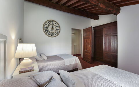 Villa Ginestraio 14: Lit, Design Intérieur, Meubles, Chambre, Mur, Literie, Sol, Drap De Lit, Sol, Plafond