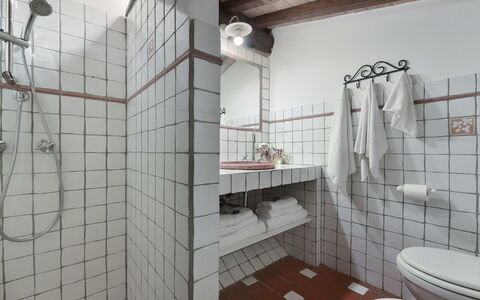 Villa Ginestraio 14: Mur, Luminaire Plomberie, Salle De Bains, Design Intérieur, Plomberie, Sol, Robinet, Sol, Évier, Lavabo