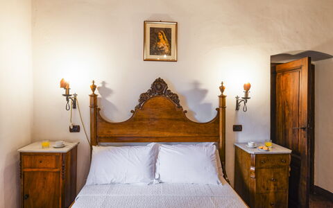 Torre di Paciano 10+2: Mur, Meubles, Chambre, Lit, Design Intérieur, Drap De Lit, Literie, Cadre De Lit, Éclairage, Sol