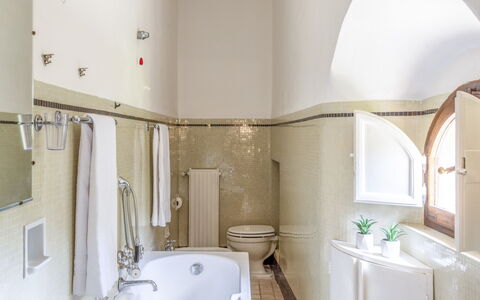 Torre di Paciano 10+2: Design Intérieur, Sol, Luminaire Plomberie, Sol, Plafond, Robinet, Éclairage, Salle De Bains, Plomberie, Évier