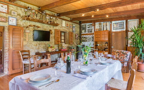 La Casa Dell'Artista 6: Meubles, Bois, Table, Table Cuisine Et Salle A Manger, Chaise, Salle À Manger, Porte, Plafond, Restaurant, Pièce