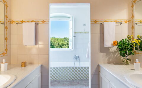 Villa Pucci 12: Salle De Bains, Mur, Design Intérieur, Luminaire Plomberie, Sol, Sol, Robinet, Plomberie, Tuile, Baignoire