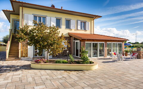 Il Nocciolo 12: Domicile, Zone Résidentielle, Porte, Ombre, Biens, Dalle, Porche, Béton, Pot De Fleur, Villa